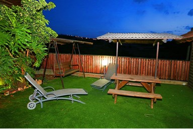 יחידות סגולה - החצר והבריכה