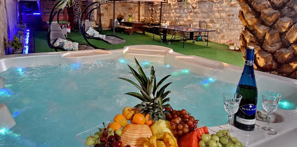 פנינת עוז וילה פנינת עוז - החצר והבריכה (12).jpg