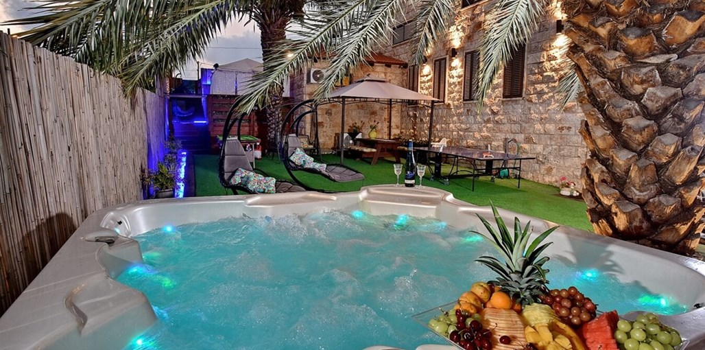 פנינת עוז וילה פנינת עוז - החצר והבריכה (11).jpg