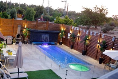 פנינת עוז - הבריכה והחצר