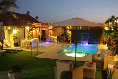 פנינת עוז - הבריכה והחצר