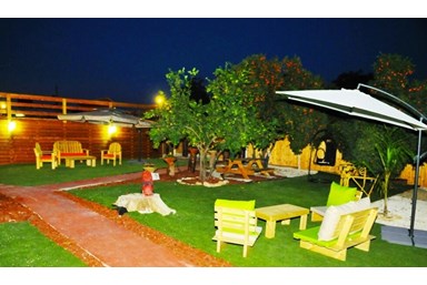 אחוזת יהודה - הבריכה והחצר