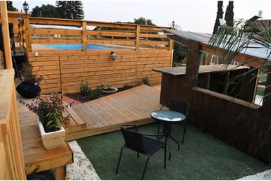 אחוזת יהודה - הבריכה והחצר