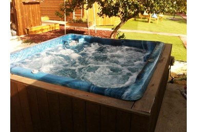 אחוזת יהודה - הבריכה והחצר