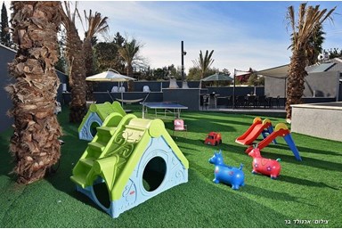 אחוזת שקד - החצר והבריכה