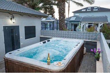 אחוזת שקד - החצר והבריכה