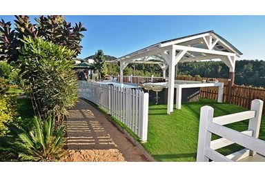 פינה ביער - החצר והבריכה