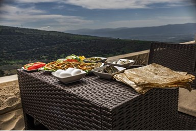 צימר לרגלי החרמון Old school - המרפסת והנוף