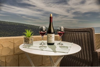 צימר לרגלי החרמון Old school - המרפסת והנוף