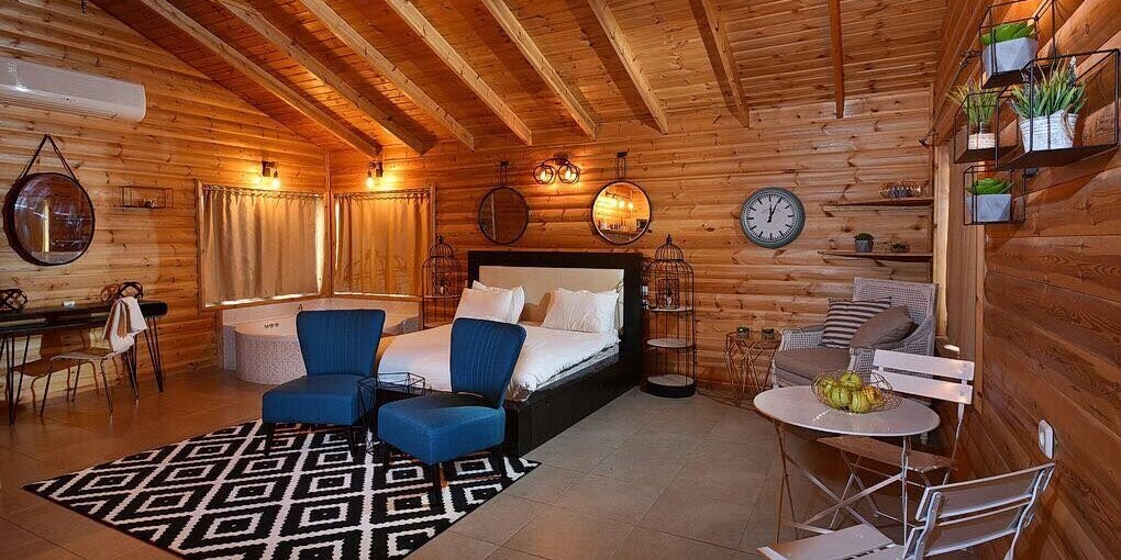 מול המצודה הבקתות (1).jpg