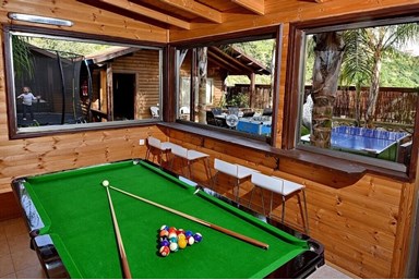 מול המצודה - הבריכה והחצר