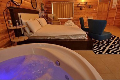 מול המצודה - הבקתות