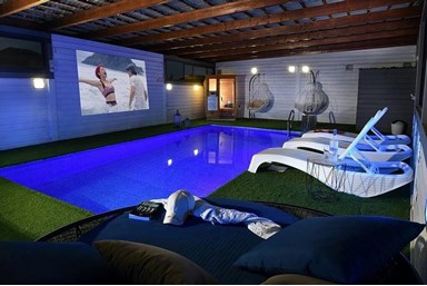 מול המצודה - הבריכה והחצר