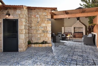 סוויטות אמיליה - בריכה פרטית לסוויטה