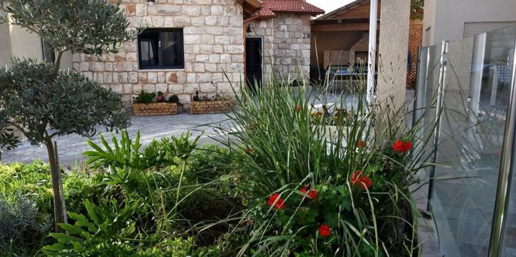 סוויטות אמיליה בריכה וחצר (14).jpg