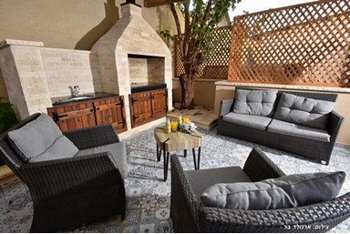 סוויטות אמיליה - חדר האוכל והחצר