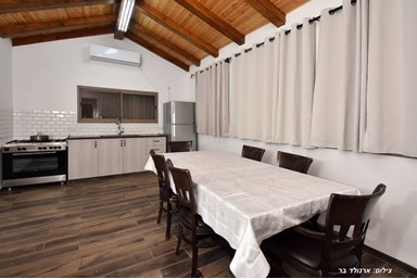 סוויטות אמיליה - חדר האוכל והחצר