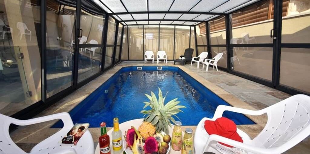 סוויטות אמיליה בריכה וחצר (6).jpg