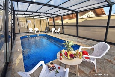 סוויטות אמיליה - חדר האוכל והחצר