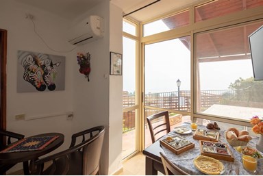 בית הלבנדר - נוף לאגם