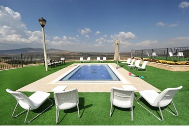 אוליב בגלבוע - הבריכה והמתחם המשותף במלון