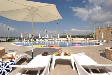 אוליב בגלבוע - הבריכה והמתחם המשותף במלון