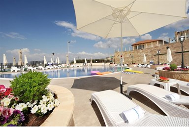 אוליב בגלבוע - הבריכה והמתחם המשותף במלון