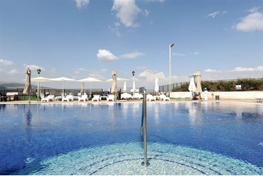 אוליב בגלבוע - הבריכה והמתחם המשותף במלון