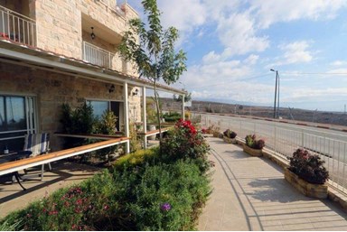 הברונית אירוח בוטיק - החצר והנוף