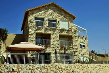 הברונית אירוח בוטיק - החצר והנוף