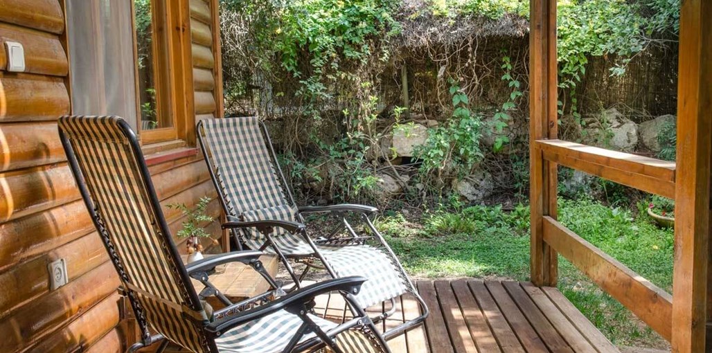 קמפינג משק חפר באבירים בקתת מקום בלב (1).jpg