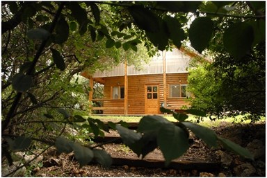 קמפינג משק חפר באבירים - בקתת מקום בלב