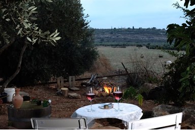 אי שם בכליל - החצר, הנוף והסביבה