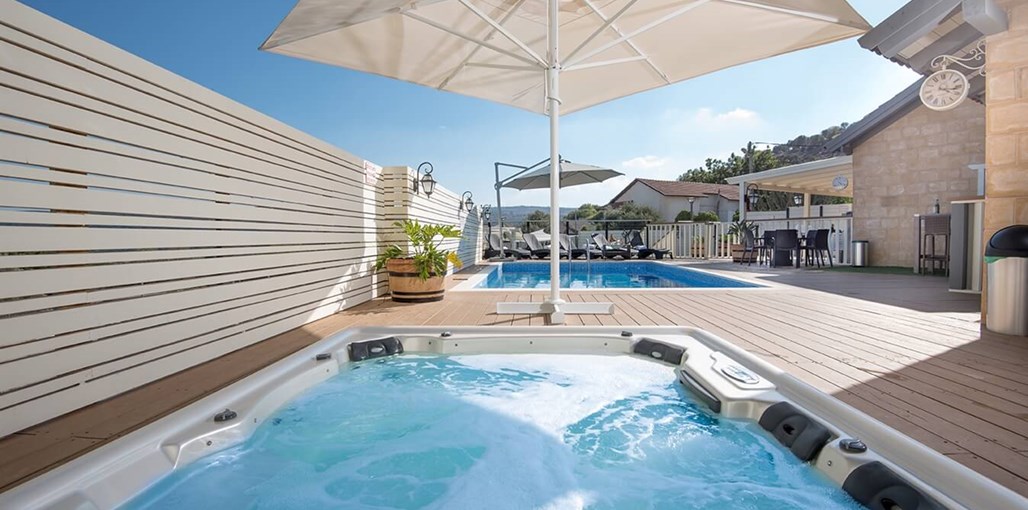 סוויטת נטלי בריכה וחצר (29).jpg