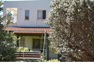 רוטשילד מארח בגליל - החצר והקיבוץ