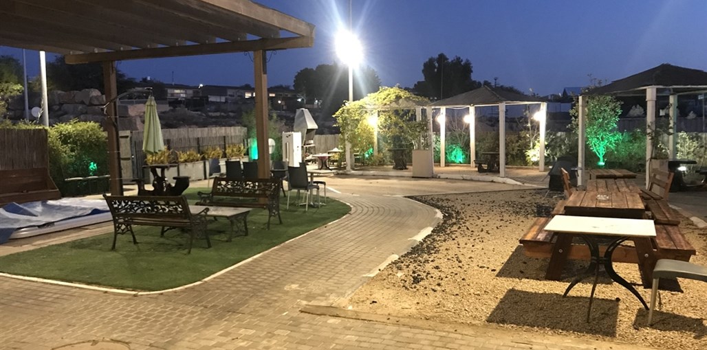 אירוח פאנגיה מצפה רמון מתחם החוץ (1).jpg