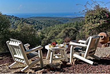 מול הרים וים - החצר והנוף