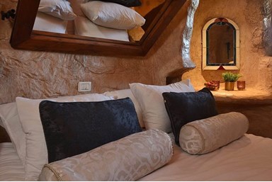 מול הרים וים - מלכת המערות