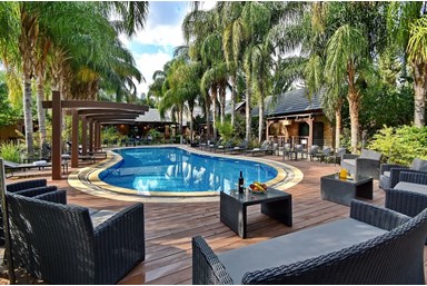 חלומות נפתלי - הבריכה והחצר