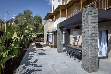 גפן דירות אירוח יוקרתיות - חצר הדירה