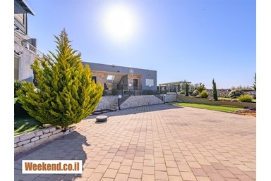 אחוזת לין - הבריכה והחצר