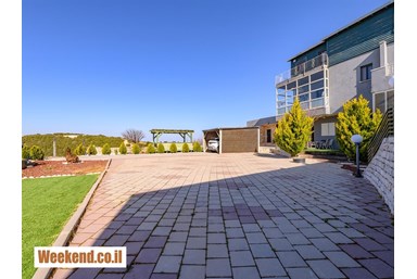 אחוזת לין - הבריכה והחצר