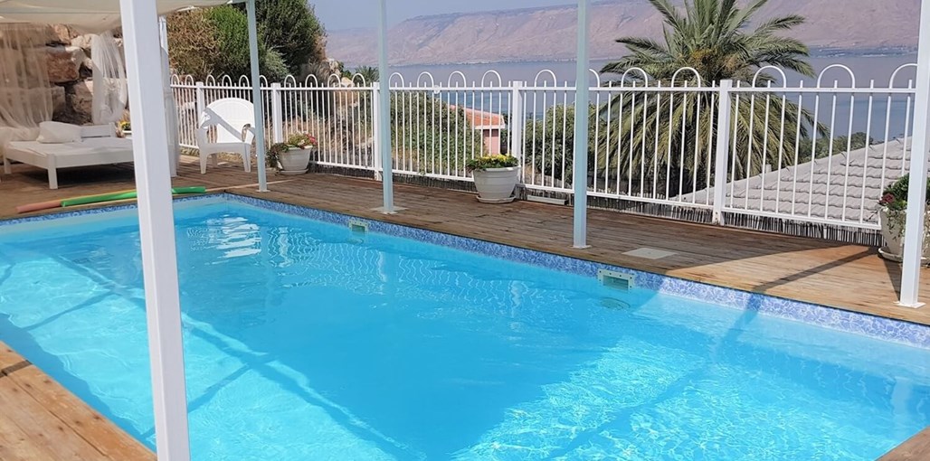 אצל דניאל במושבה כנרת מבט לנוף מהבריכה.jpg