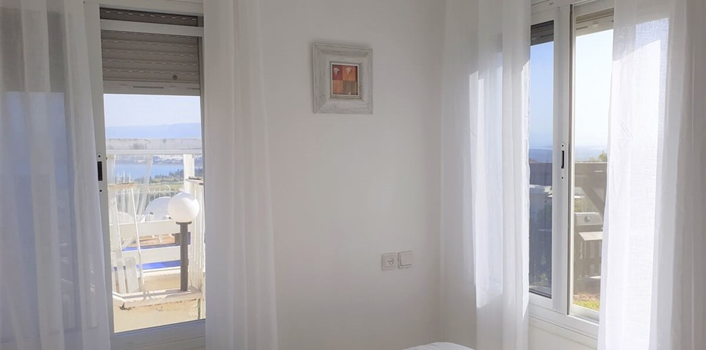 אצל דניאל במושבה כנרת ירדן חדר שינה חלונות פתוחים לנוף.jpg