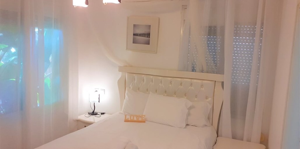 אצל דניאל במושבה כנרת ארבל חדר שינה 2.jpg