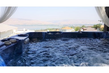 אצל דניאל במושבה כנרת - הבריכה והנוף