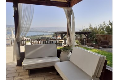 אצל דניאל במושבה כנרת - הבריכה והנוף