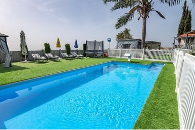 סוויטות מיאמור - החצר והבריכה