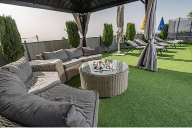 סוויטות מיאמור - החצר והבריכה