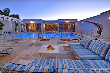 רינג דה בל - הבריכה והחצר